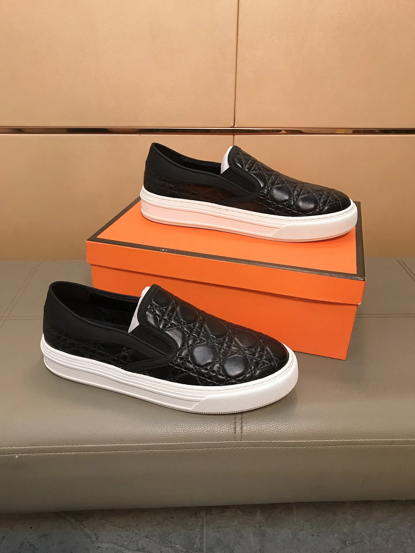 Factory price 400 🔥🔥 (Dior) new men's casual sports shoes 👣 Full of charm, luxury style gentleman's shoes Upper: Made of embossed cowhide imported from Italy, breathable leather lining. Brand wear-resistant soles; with classic logo💋The whole pair of shoes is fashionable and casual without losing high-end style🎈🎈Size: 39-44 (45.46 can be customized)